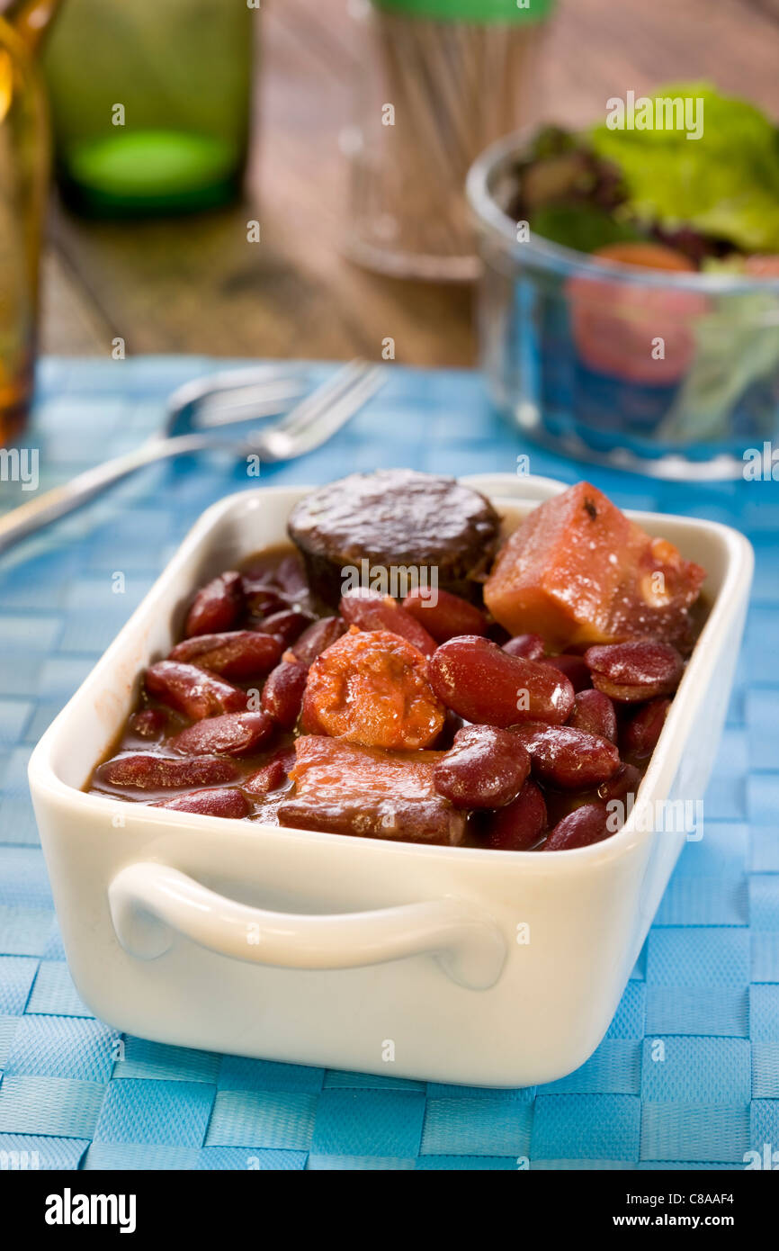 Auflaufform mit rote Kidney-Bohnen und Speck Stockfoto