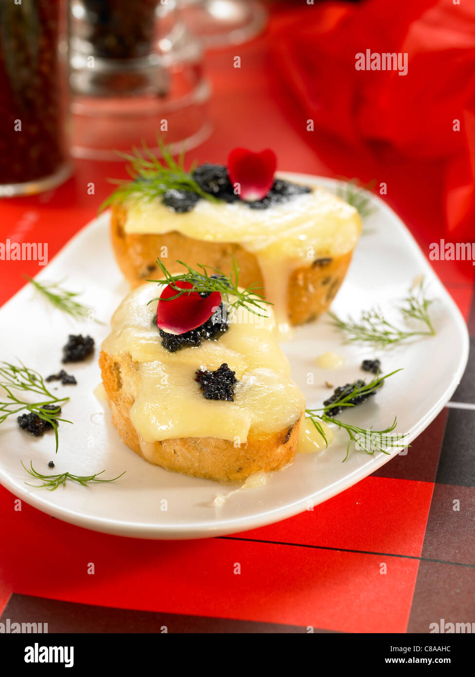 Camembert und Kaviar Open sandwich Stockfoto