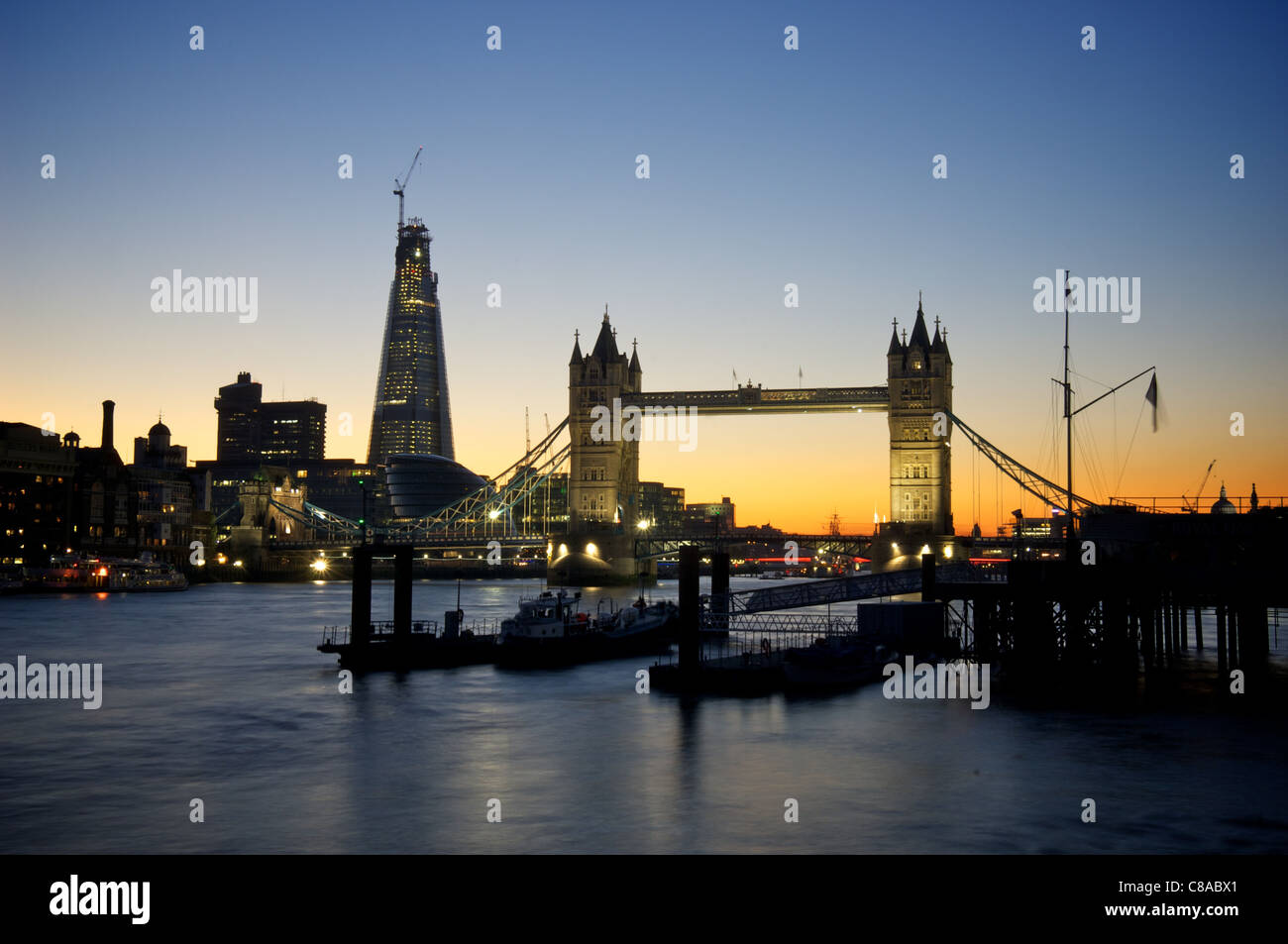 Tower Bridge in der Dämmerung mit The Shard dominiert die skyline Stockfoto