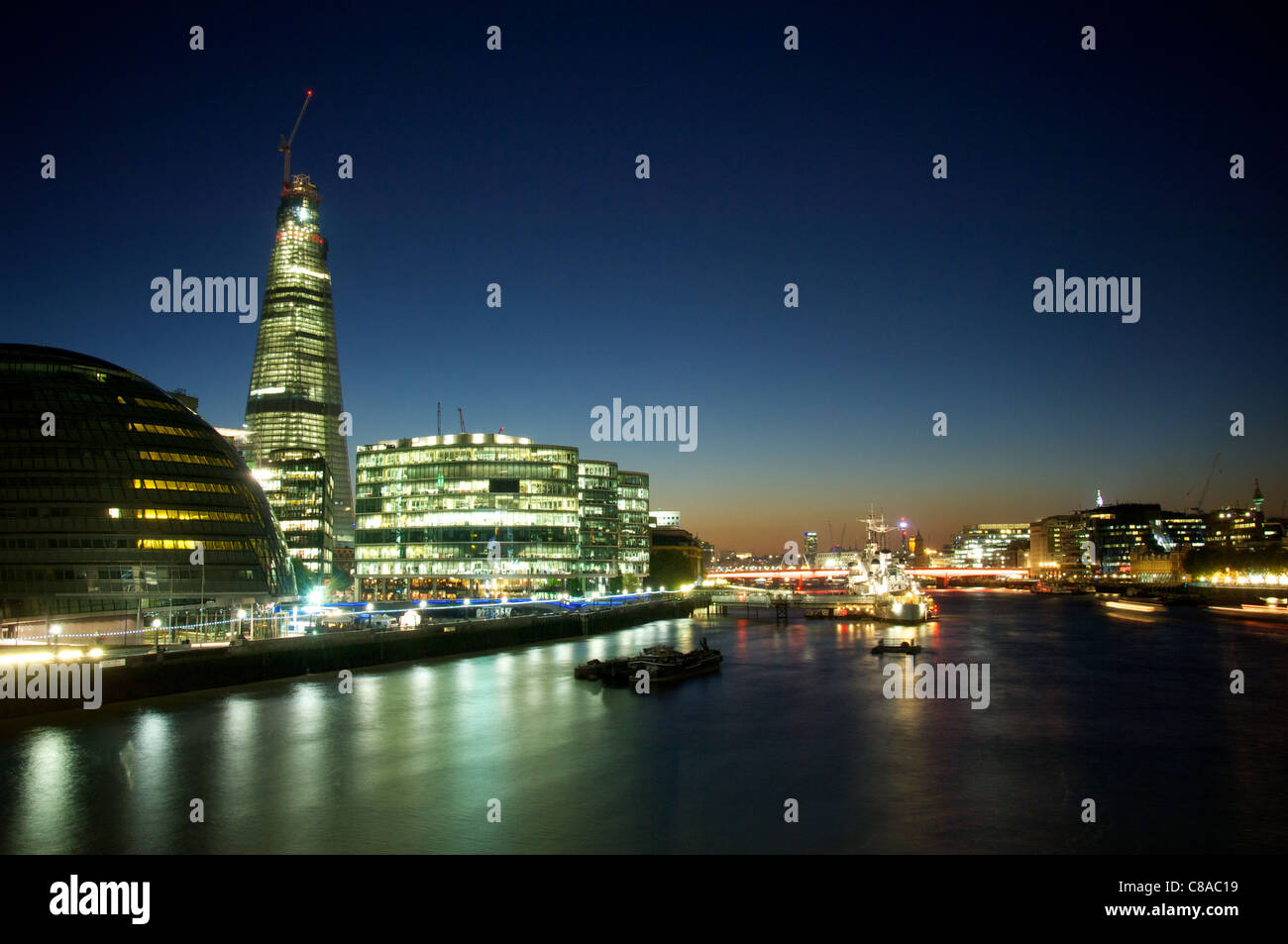 Der Shard London Bridge dominiert die Skyline entlang der Themse in London Stockfoto