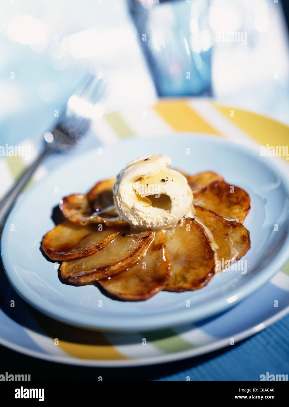 Blume-förmige Kartoffeln mit Vanilleeis Stockfoto