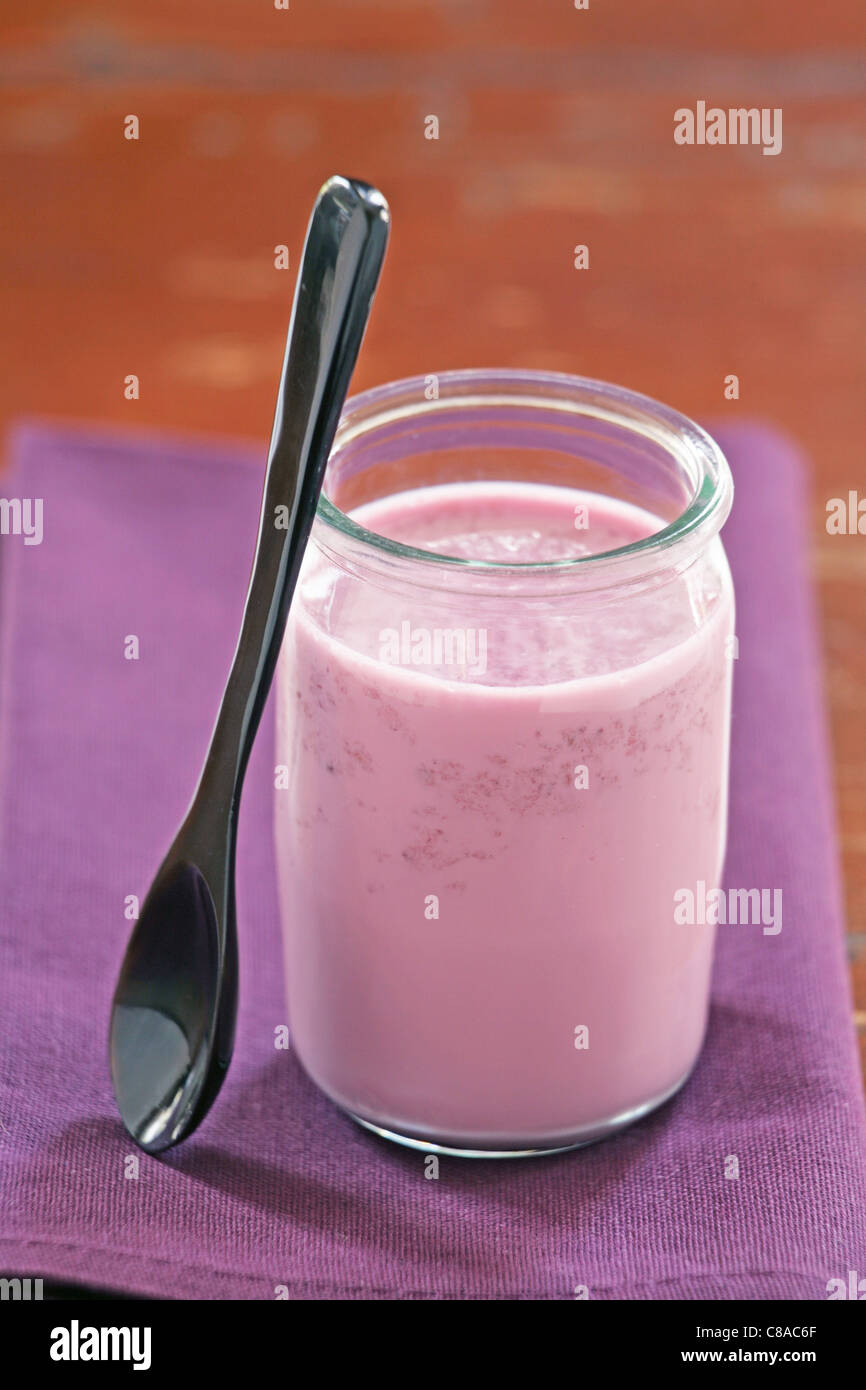 BlackBerry-Joghurt im Glas Stockfoto