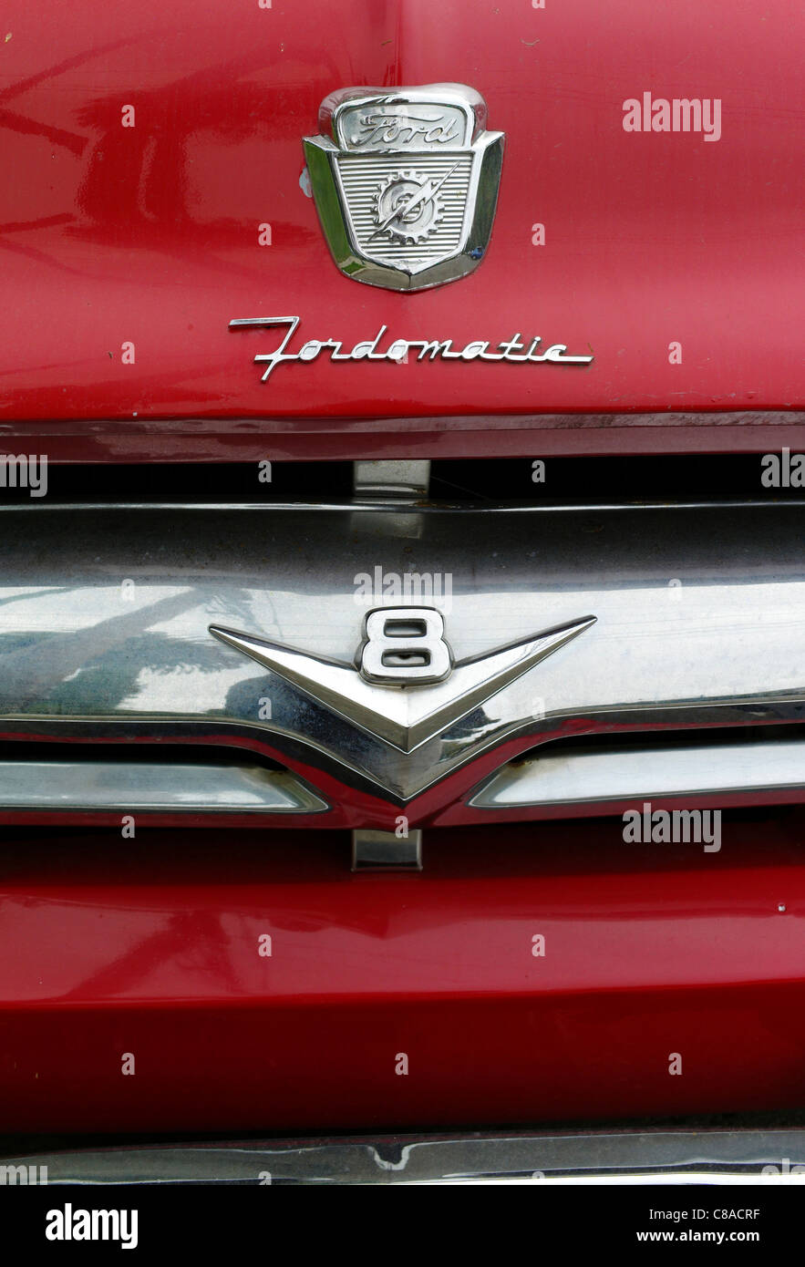 V8 rot Ford Truck Fordomatic Grill Chrom Lichter Stoßstange alte antike Fahrzeug geparkt Stockfoto