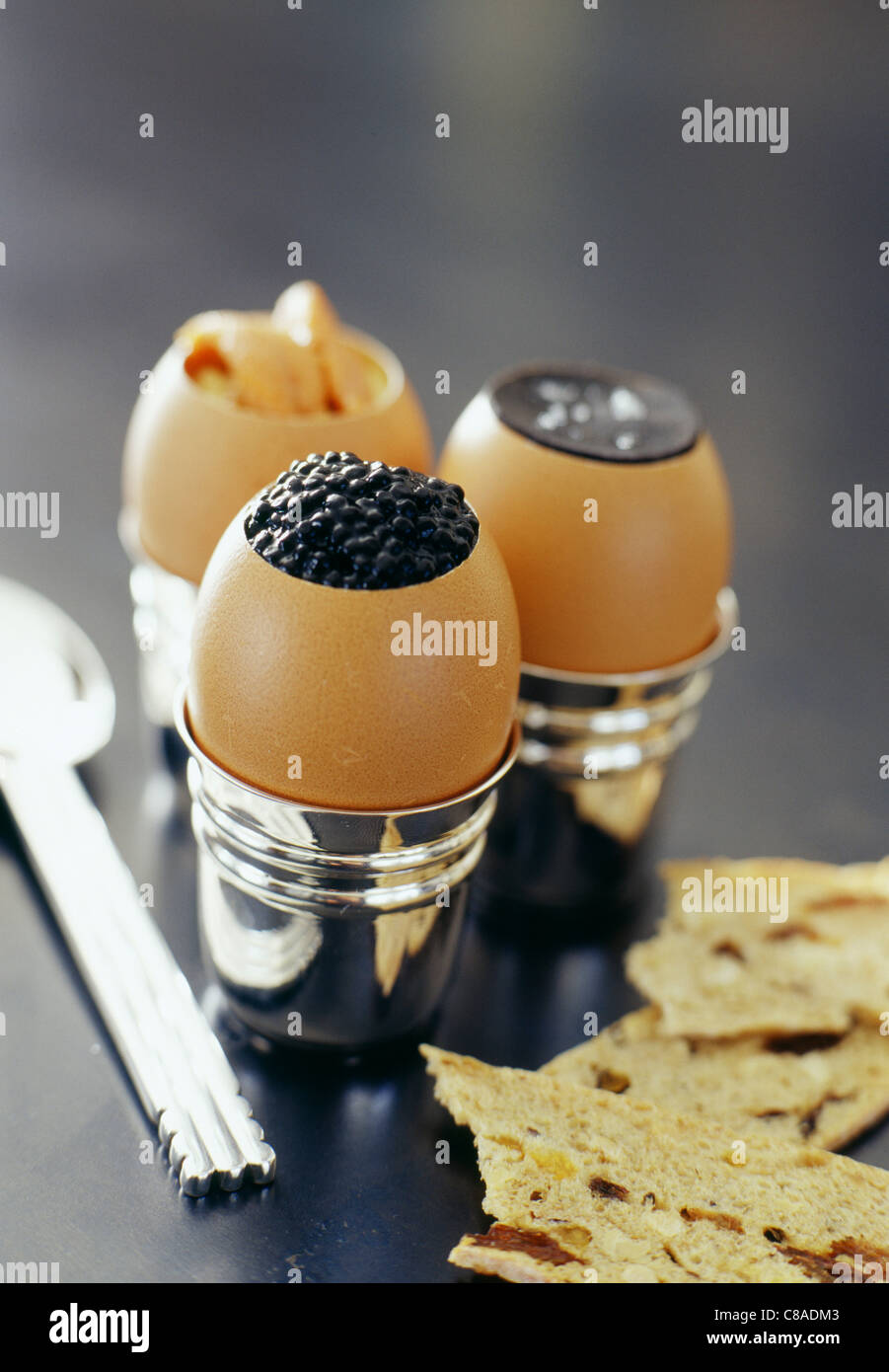 Weich gekochtes Eiern mit Kaviar, Trüffel und Seeigel Stockfoto