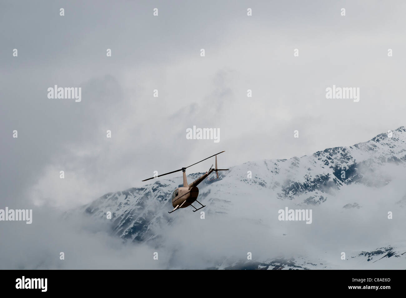 Robinson R44 Raven II Hubschrauber im Flug, Fly-in Valdez und Air Show, Valdez, Alaska. Stockfoto