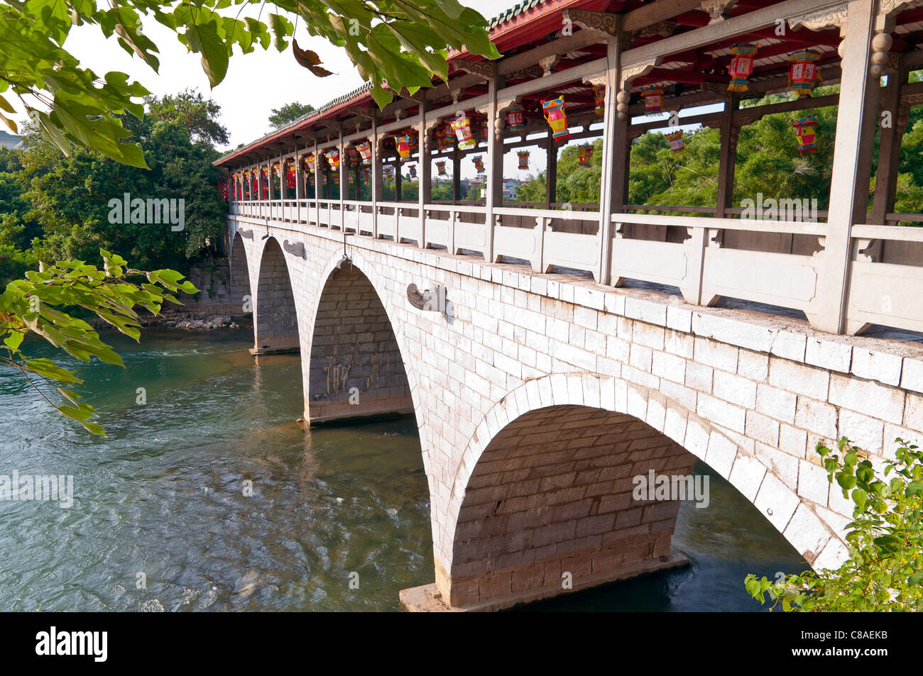 Chinesischer Bogen Stein Braut über einen Fluss in einem Stadtpark Stockfoto