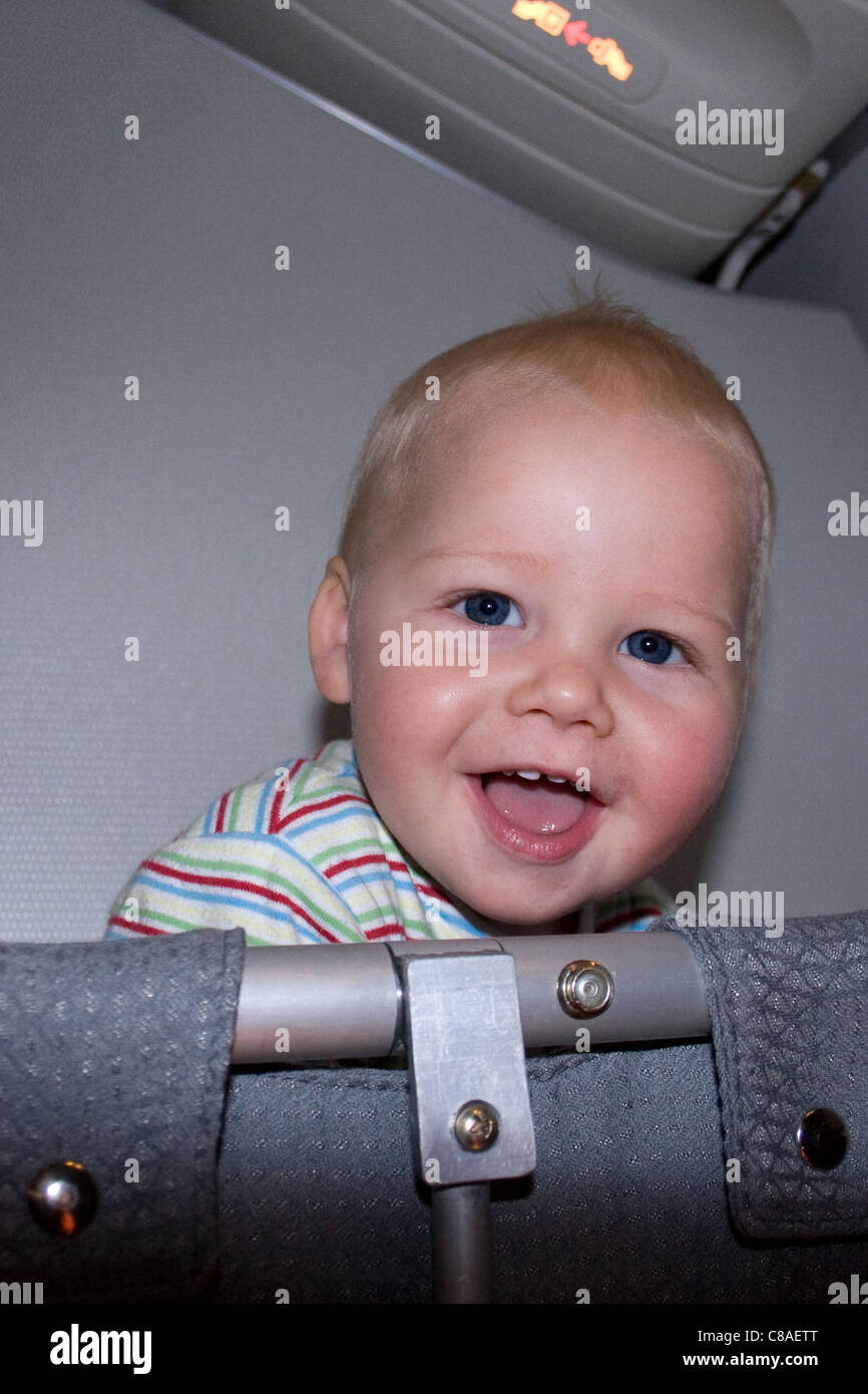 Baby in Wiege auf Langstreckenflug Stockfoto