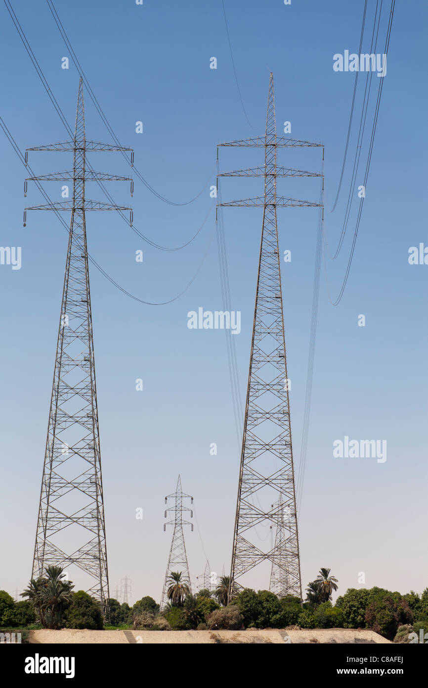 Direkt Nachschlagen, darunter zwei große elektrische Masten mit mehr in der Ferne, Ägypten Stockfoto