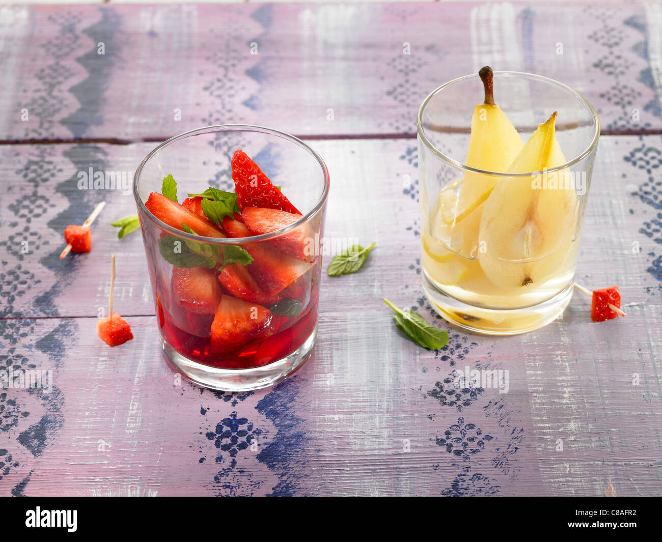 Erdbeer-Frucht-Salat und Obstsalat Birne Stockfoto