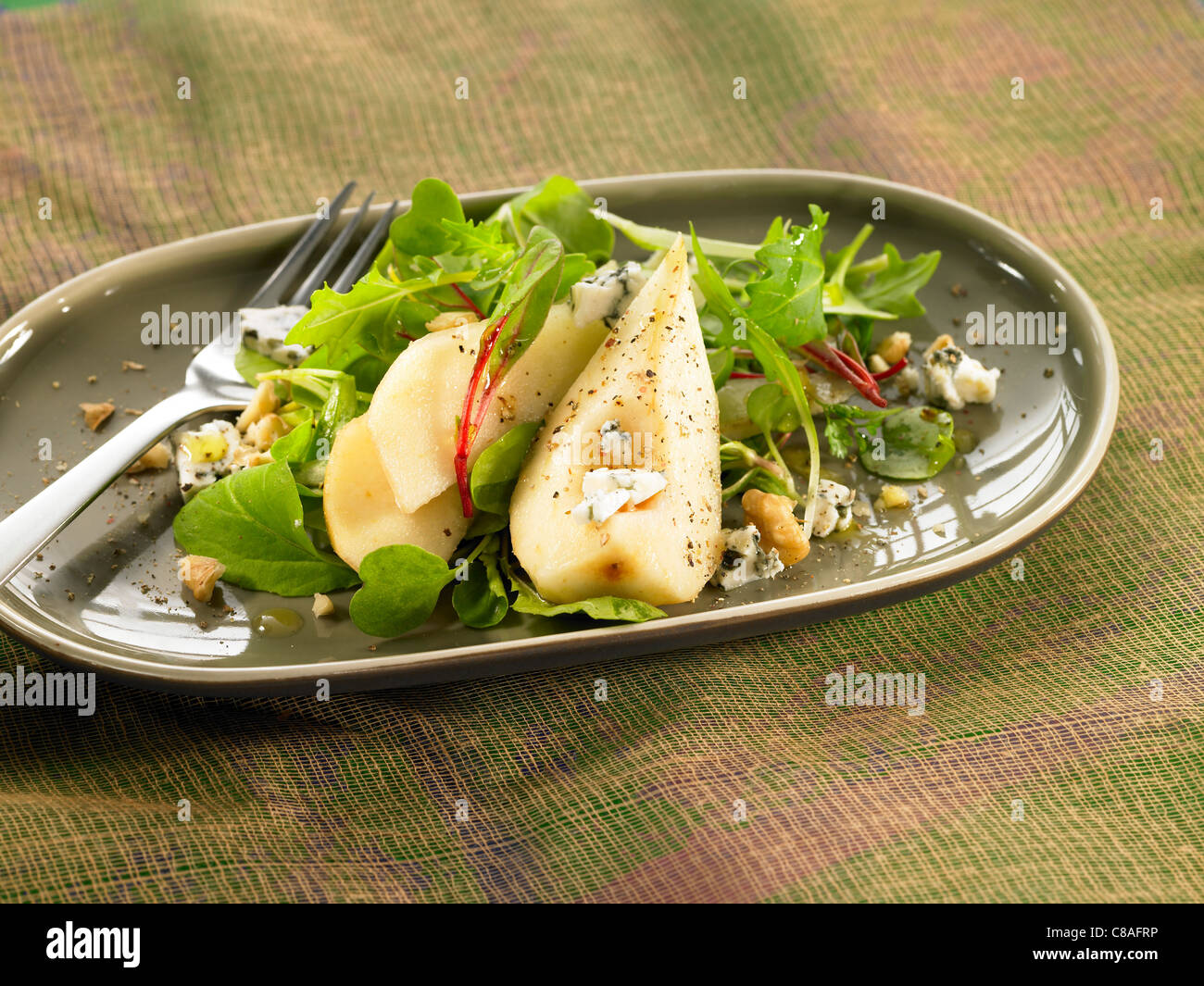 Salat mit Feldsalat, Birne und Blauschimmelkäse Stockfoto