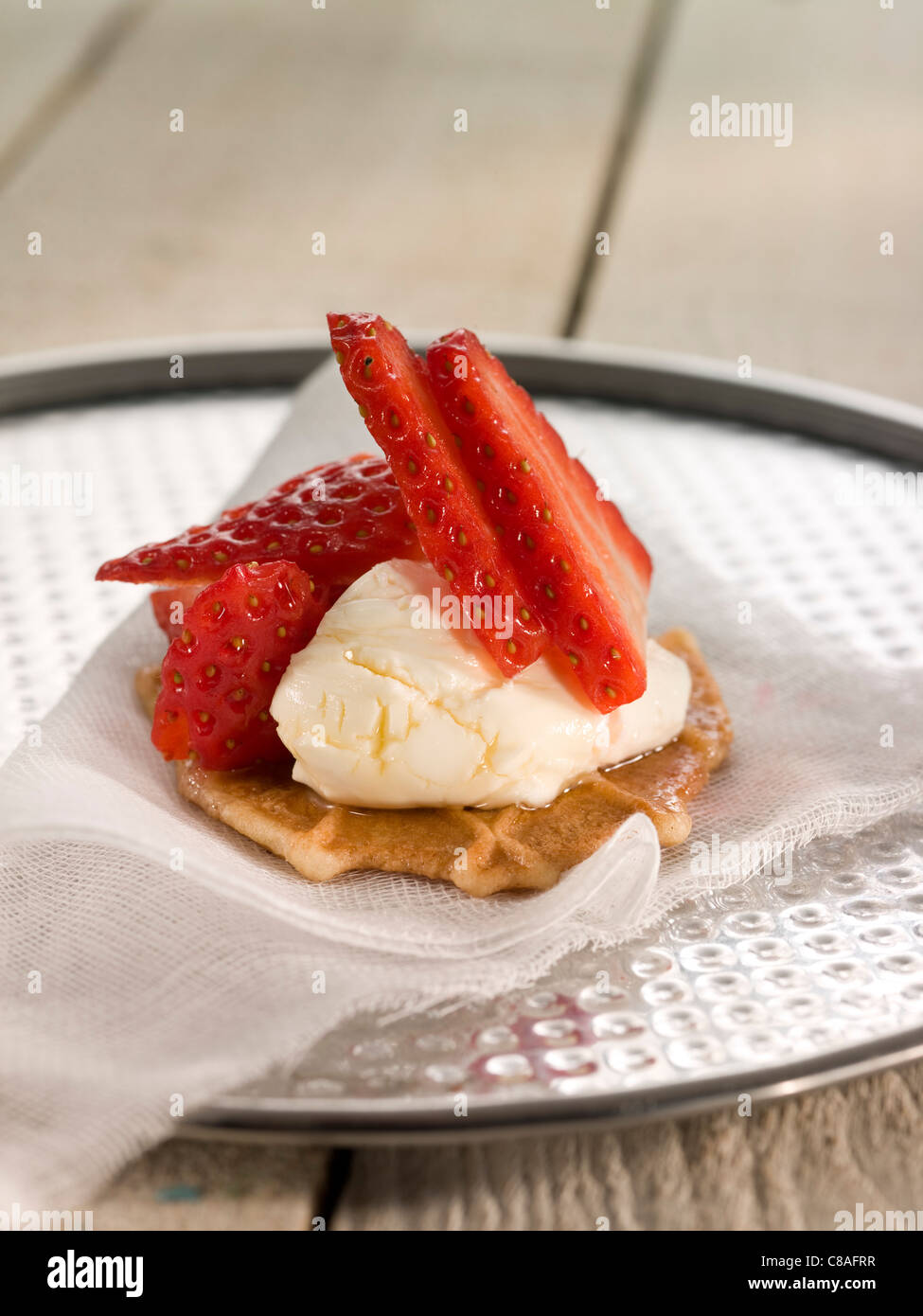 Gauffrette, Vanille-Eis und Erdbeeren dessert Stockfoto