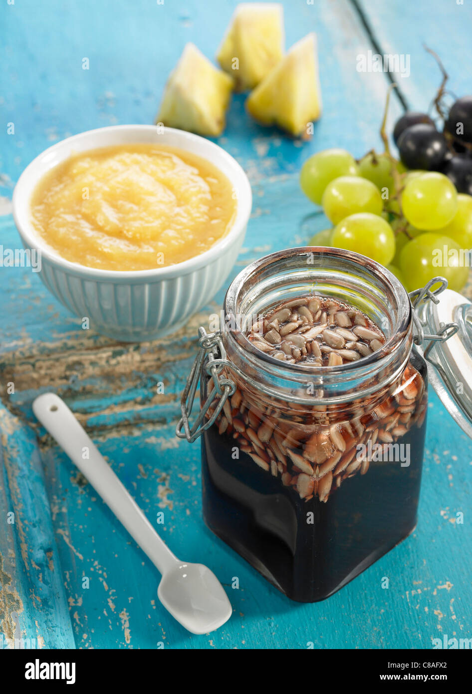 Traubengelee mit Sonnenblumenkernen Stockfoto