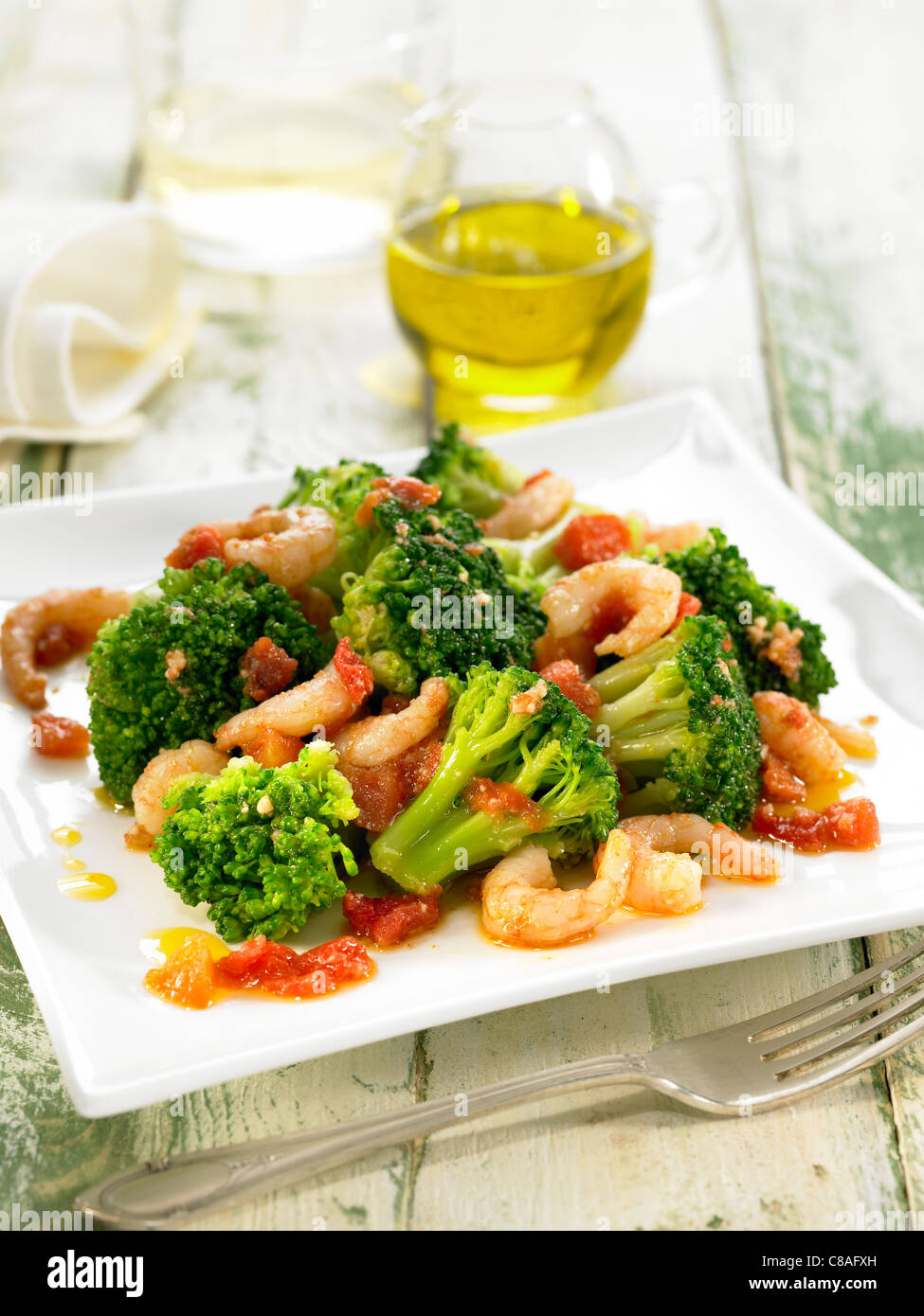 Brokkoli, Garnelen und Tomaten-Salat mit Olivenöl Stockfoto
