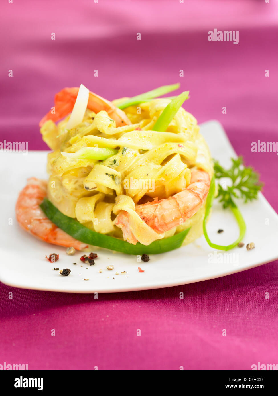 Tagliatelle-Nest mit Shrimps und curry Stockfoto