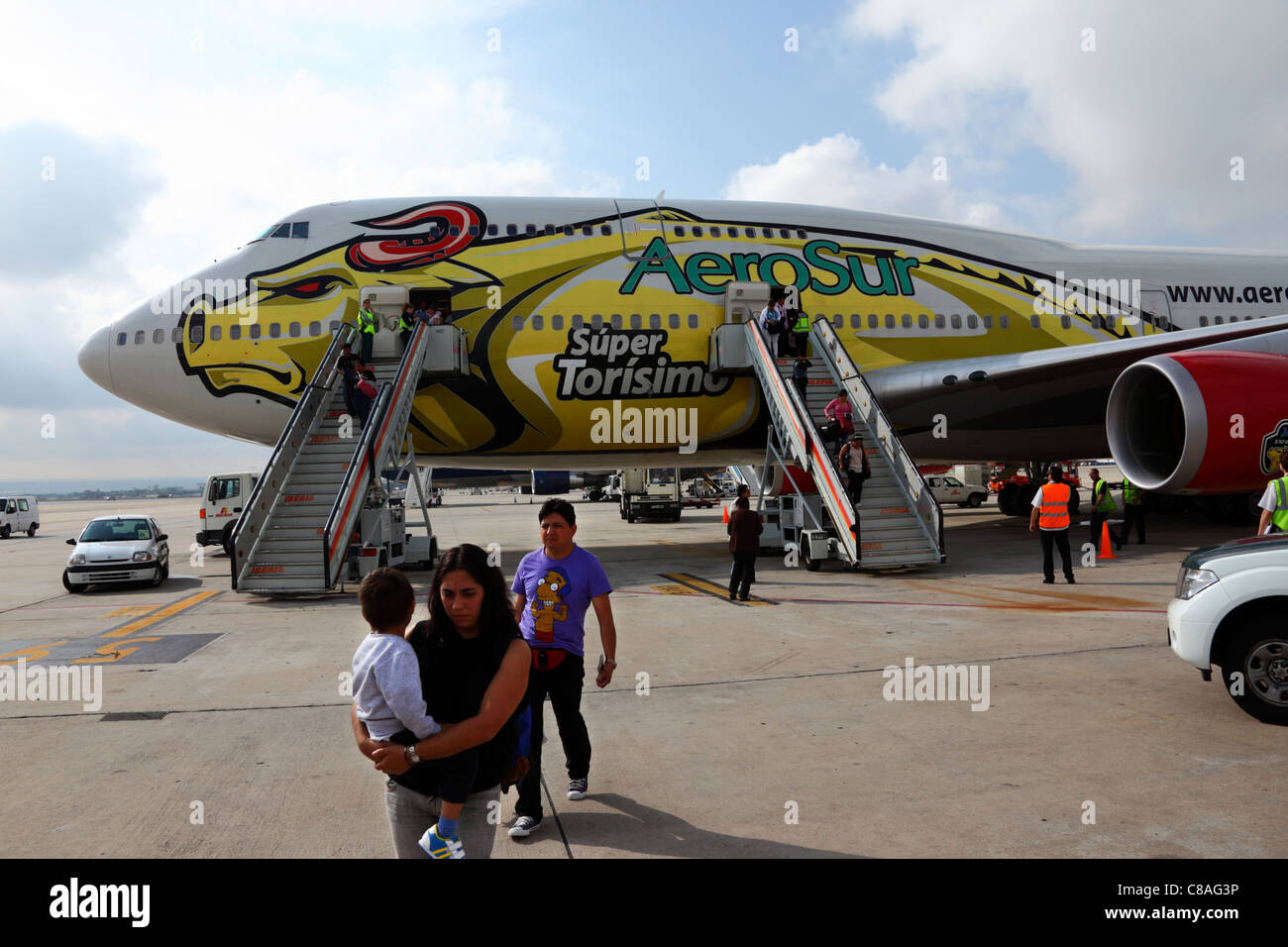 Passagiere, die von einem Aerosur Flug von Santa Cruz (Bolivien) am Madrid Barajas Airport, Spanien, aussteigen Stockfoto