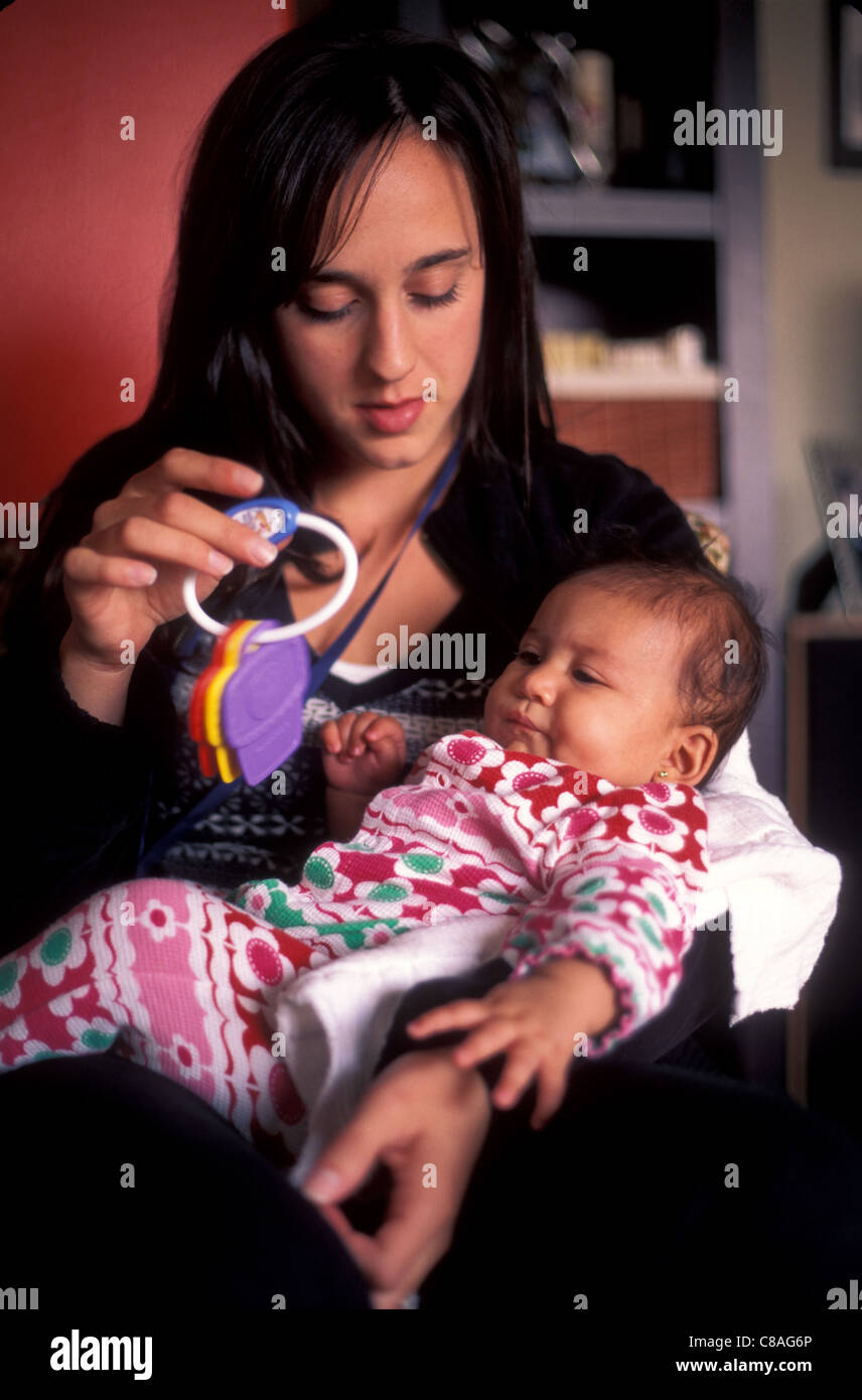 Ein 5 Monate altes Baby Hispanic kaut ihre Hände (beim Zahnen). Stockfoto