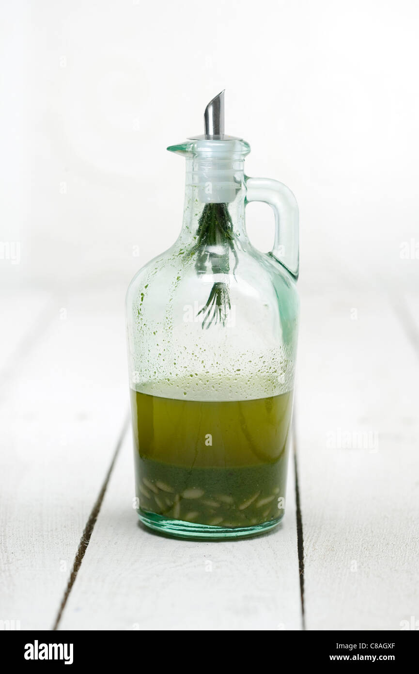 Olivenöl mit Basilikum, Pinienkernen und Schnittlauch Stockfoto