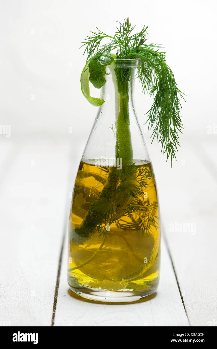 Olivenöl mit Zitrus Früchte, Dill, Orange und Limette Zesten Stockfoto