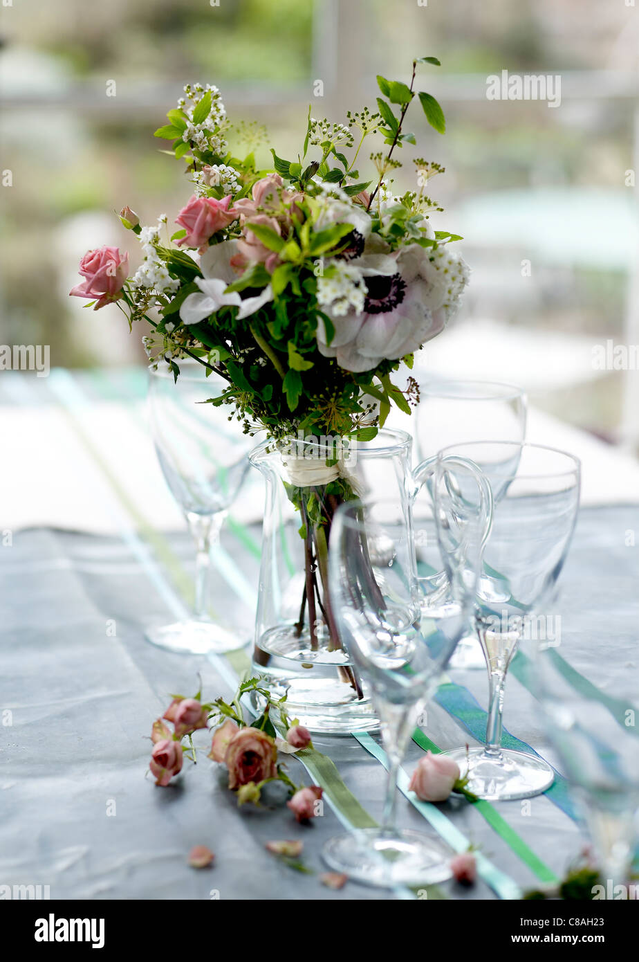 Blumenstrauß in einer Vase auf dem Tisch Stockfoto