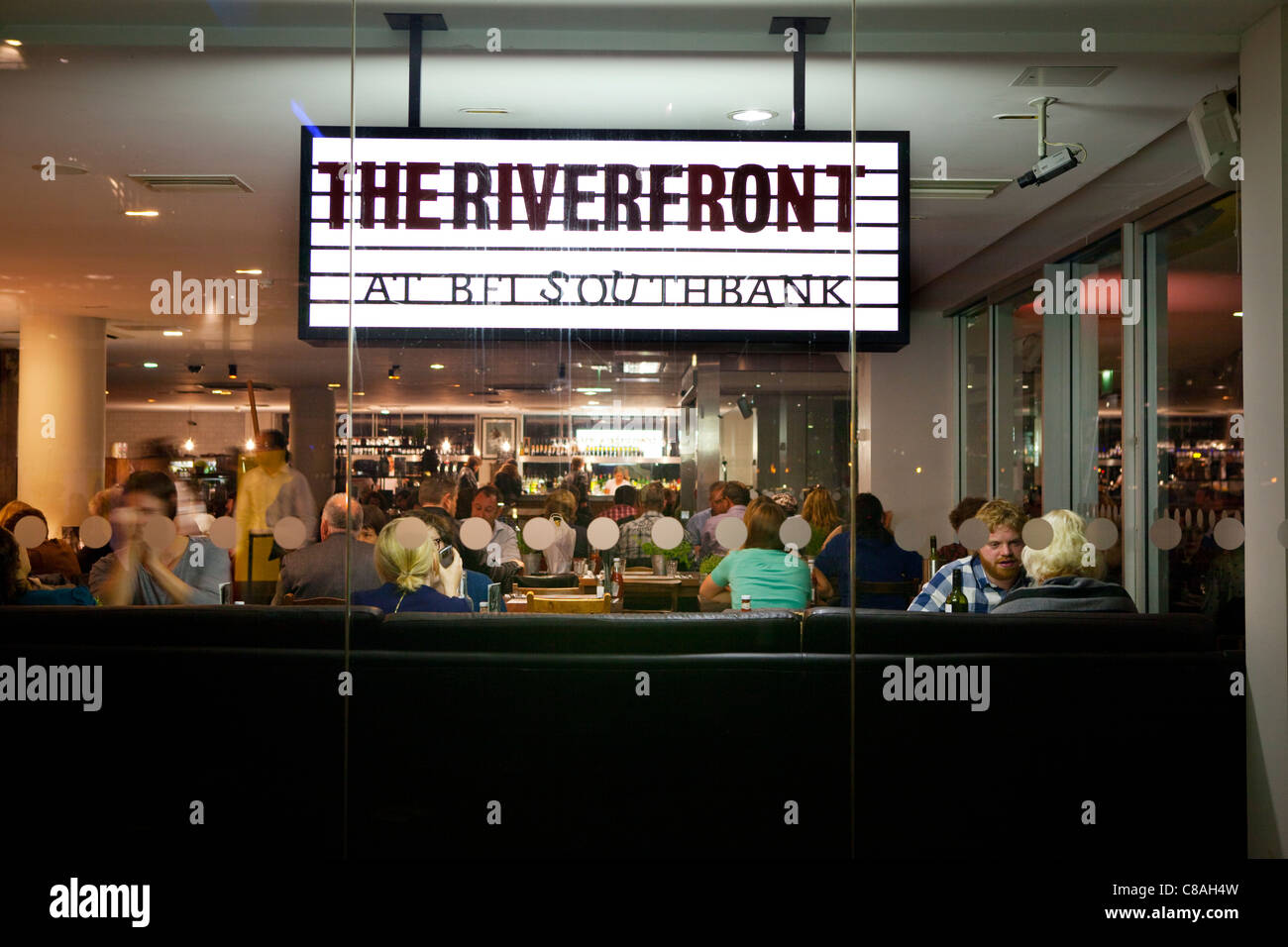 Die Riverfront Bar des British Film Institute am Südufer der Themse. London. Stockfoto