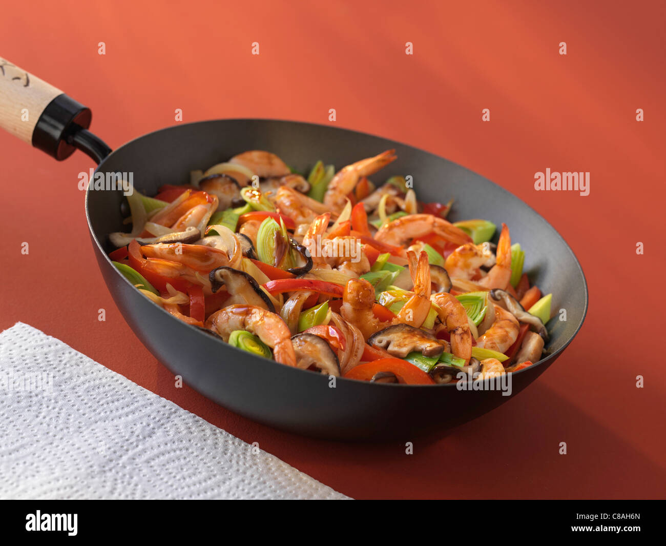 Garnelen und Gemüse im Wok zubereitet Stockfotografie - Alamy