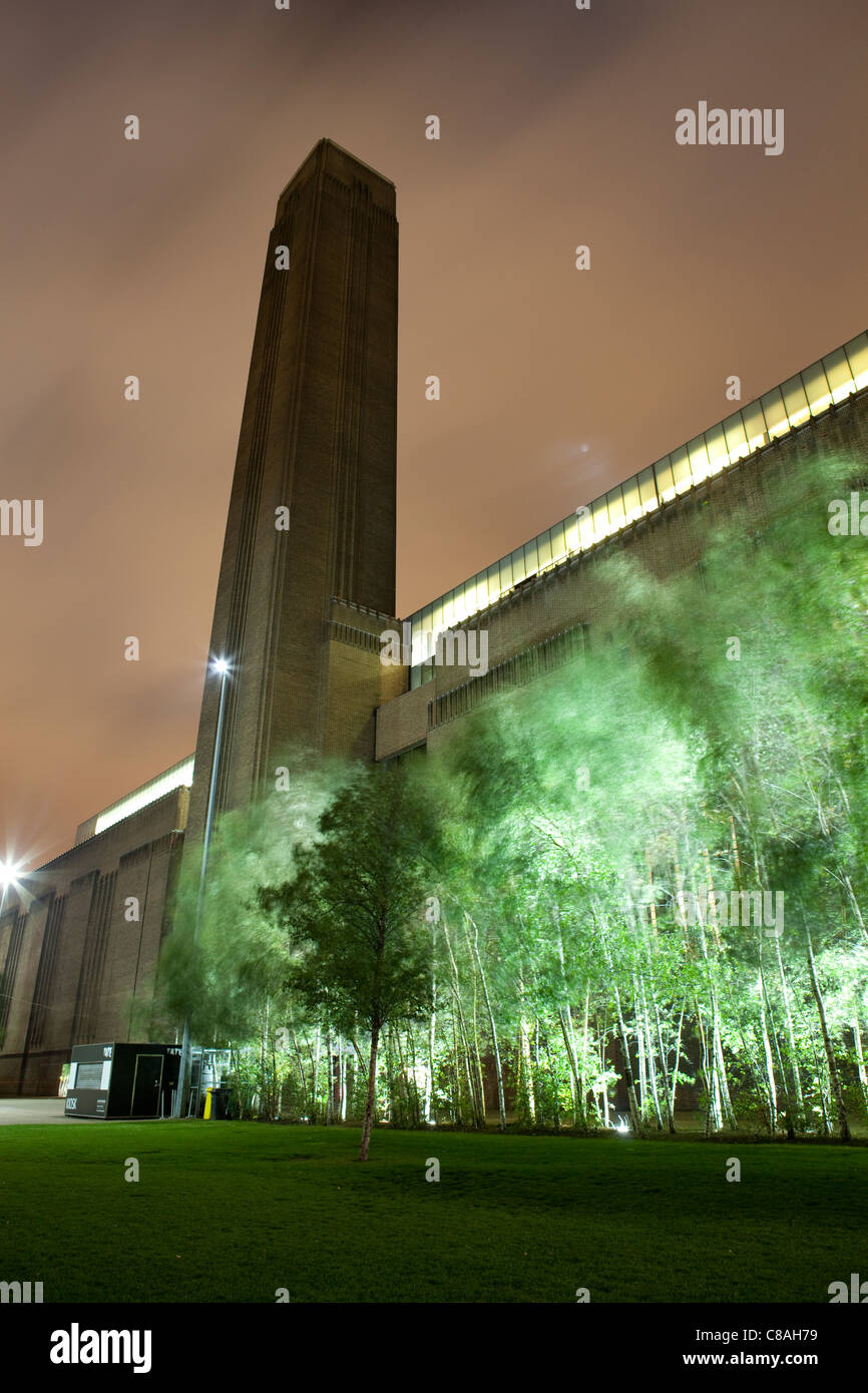 Die Tate Modern in London in der Nacht. Stockfoto