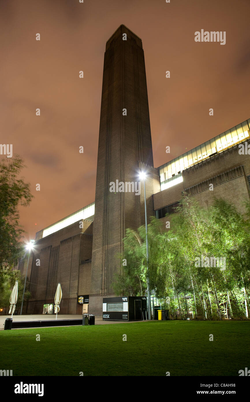 Die Tate Modern in London in der Nacht. Stockfoto