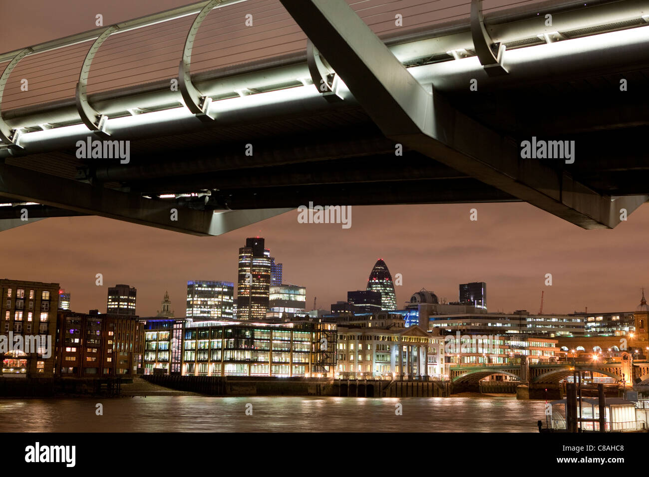 Der Fuß der Millennium Bridge in London in der Nacht. Stockfoto