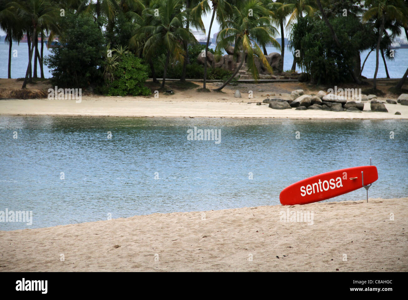 Beautiful Palawan Beach auf der Insel Sentosa, Singapur.  Ansichten sind über das Südchinesische Meer und den Hafen von Singapur. Stockfoto