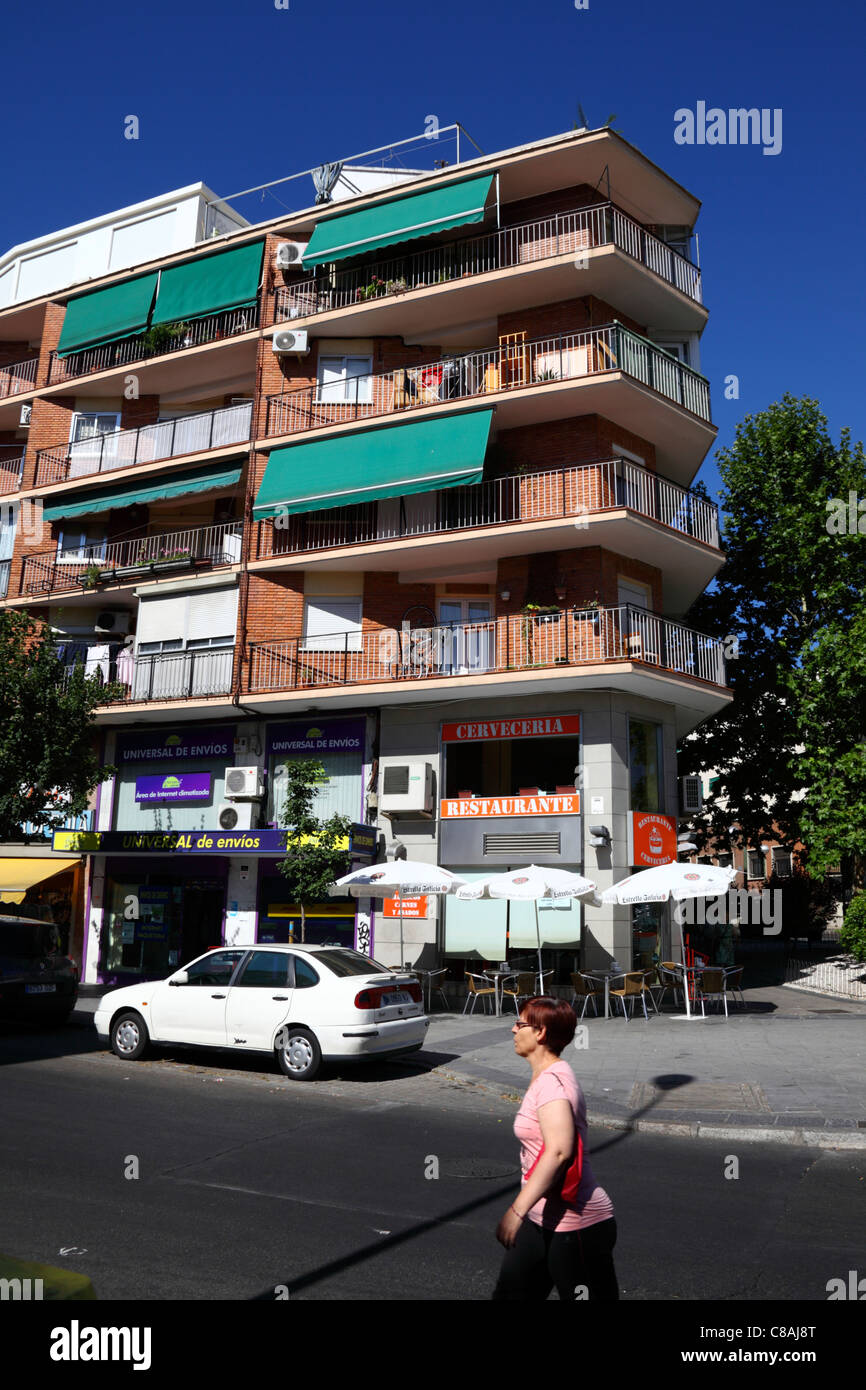 Wohnblock in typische Vorstadt, Stadtteil Carabanchel, Madrid, Spanien Stockfoto
