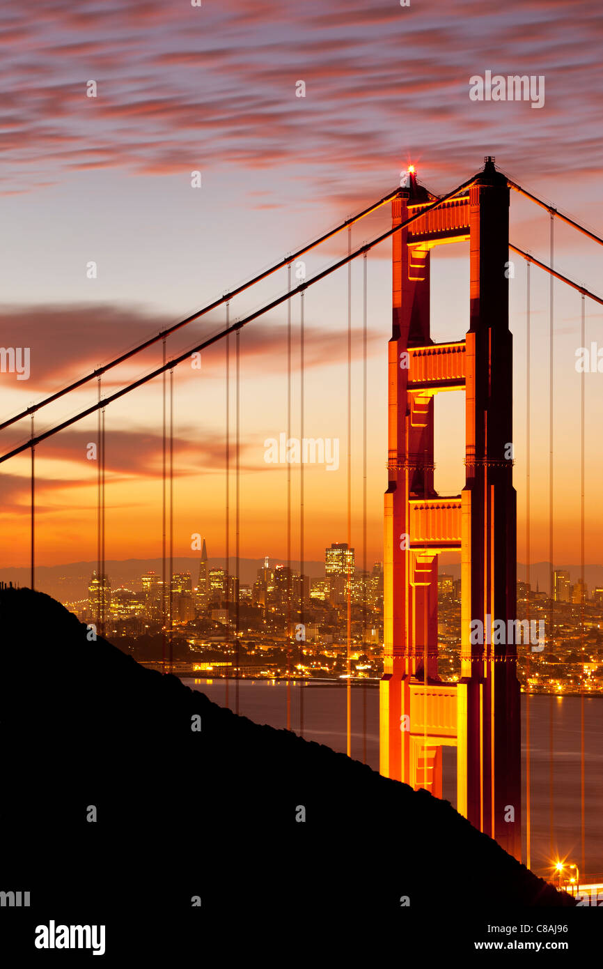 Kurz vor der Morgendämmerung über die Golden Gate Bridge mit San Francisco hinaus, Kalifornien USA Stockfoto