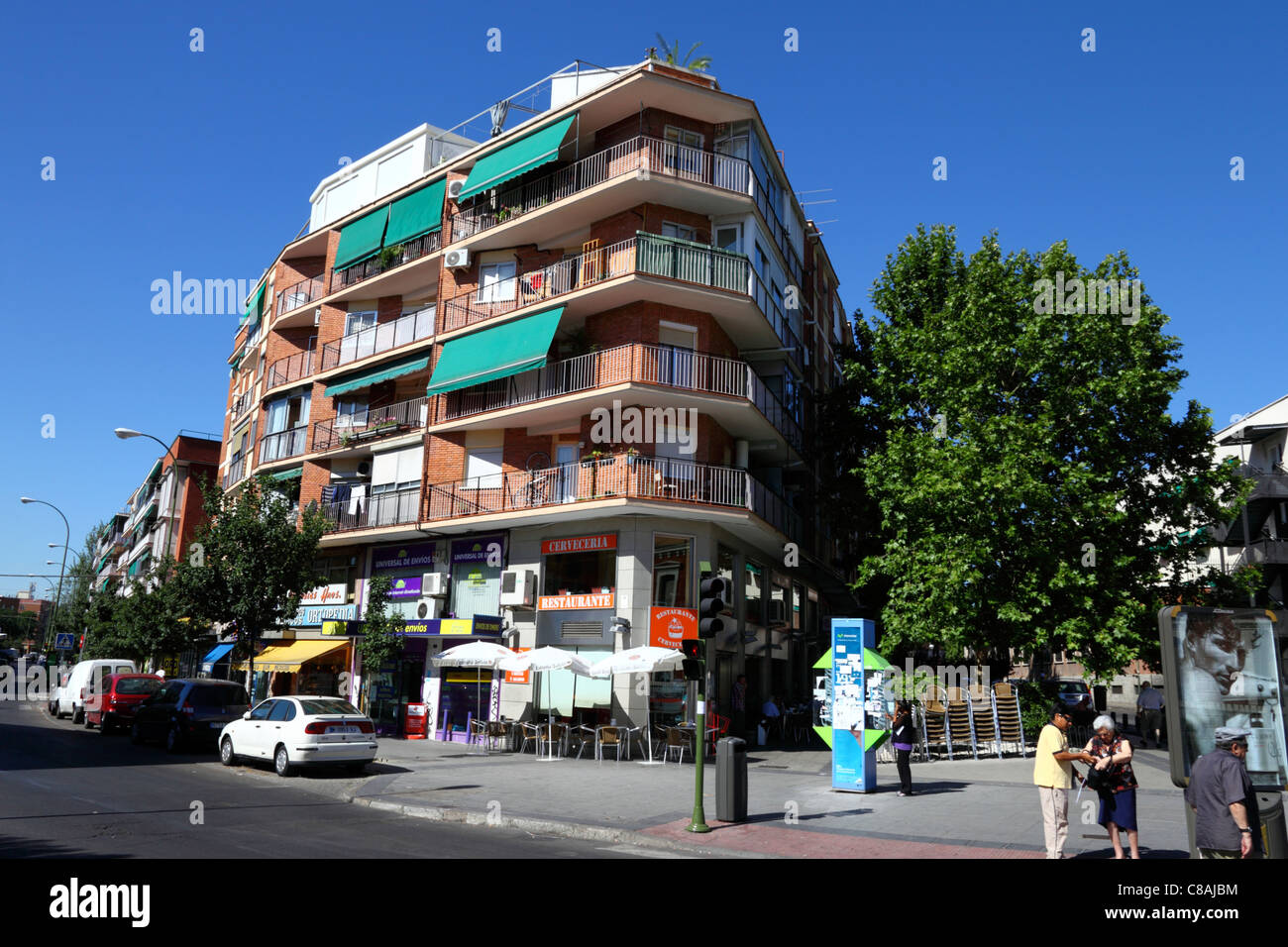 Wohnblock in typische Vorstadt, Stadtteil Carabanchel, Madrid, Spanien Stockfoto