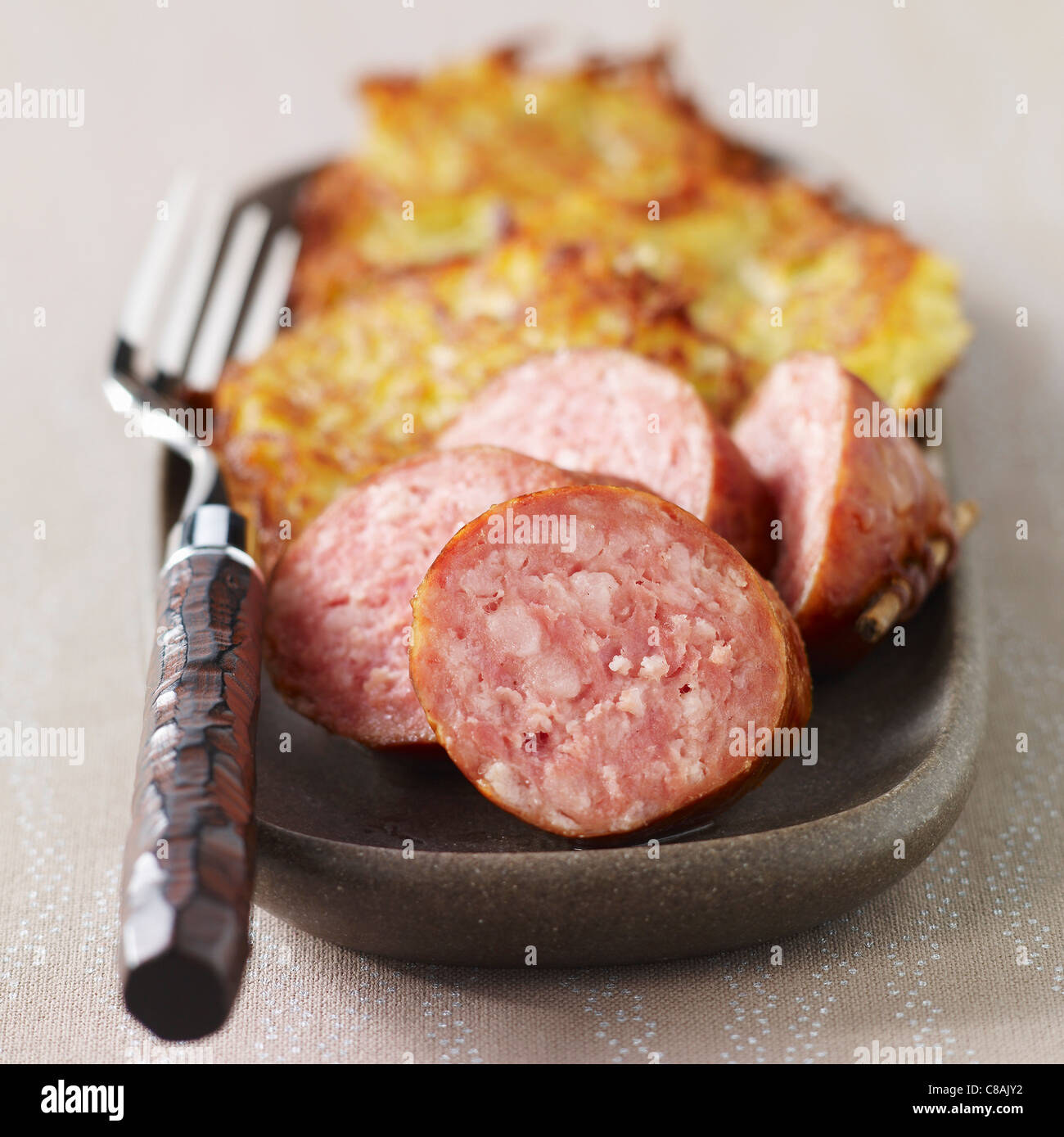 Saucisse de Morteau und Rösti Kartoffeln Stockfoto