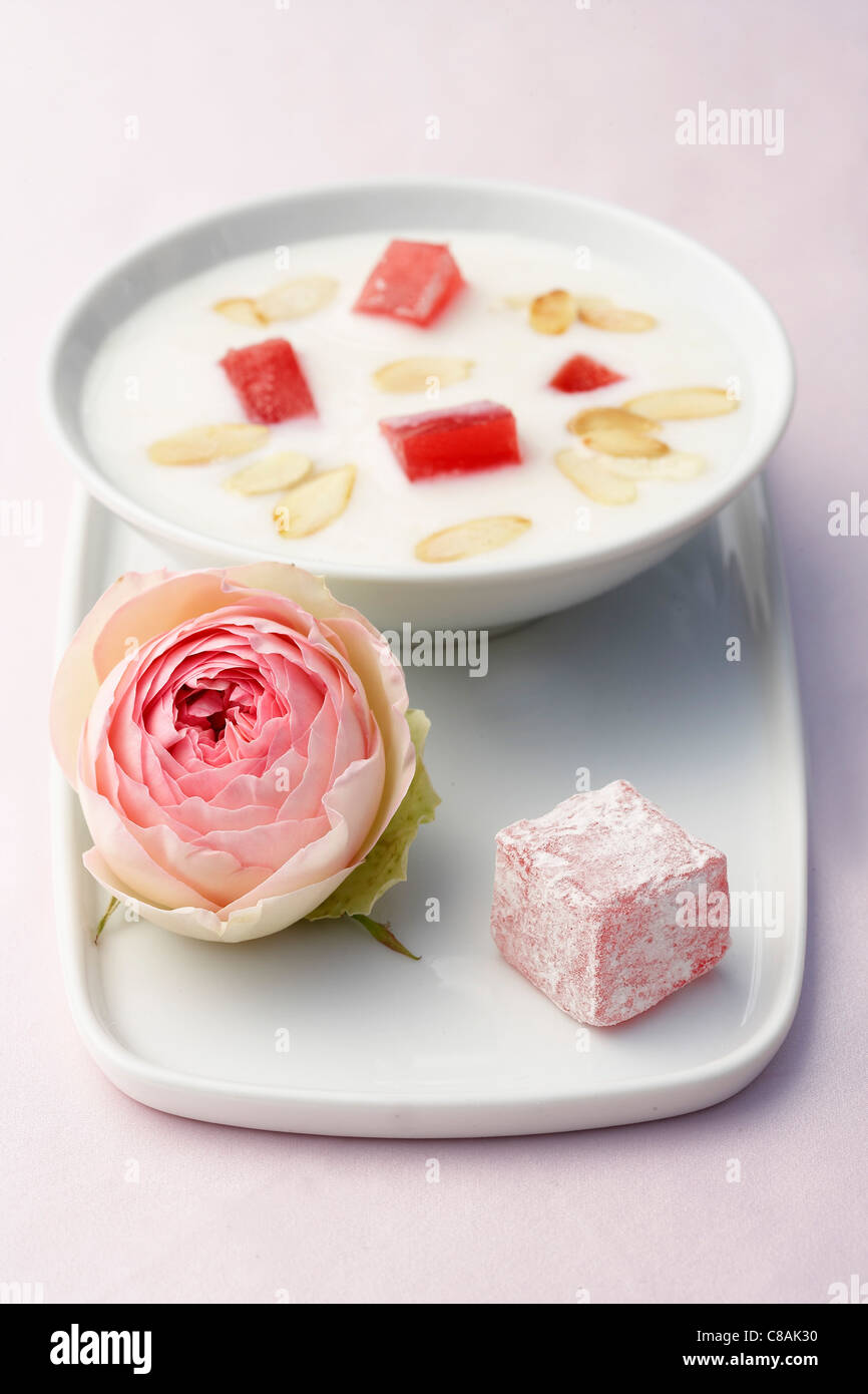 Fermentierte Milchsuppe mit Rose-bezogene loukoums Stockfoto