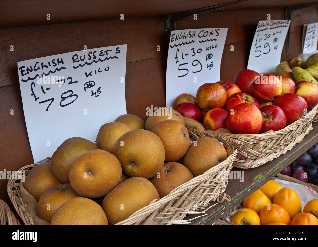 Englisch Äpfel der Sorten Körbe Dorf Gemüsehändler Anzeige der lokalen Englisch Äpfel einschließlich Körbe der Berostung und Cox Stockfoto