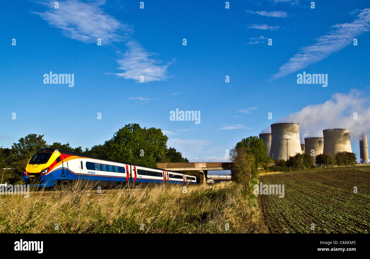 East Midlands Züge Meridian Zug vorbei Ratcliffe aufsteigen, Nottinghamshire. Stockfoto