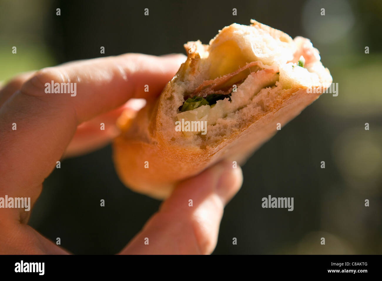 Hält einen Baguette-sandwich Stockfoto