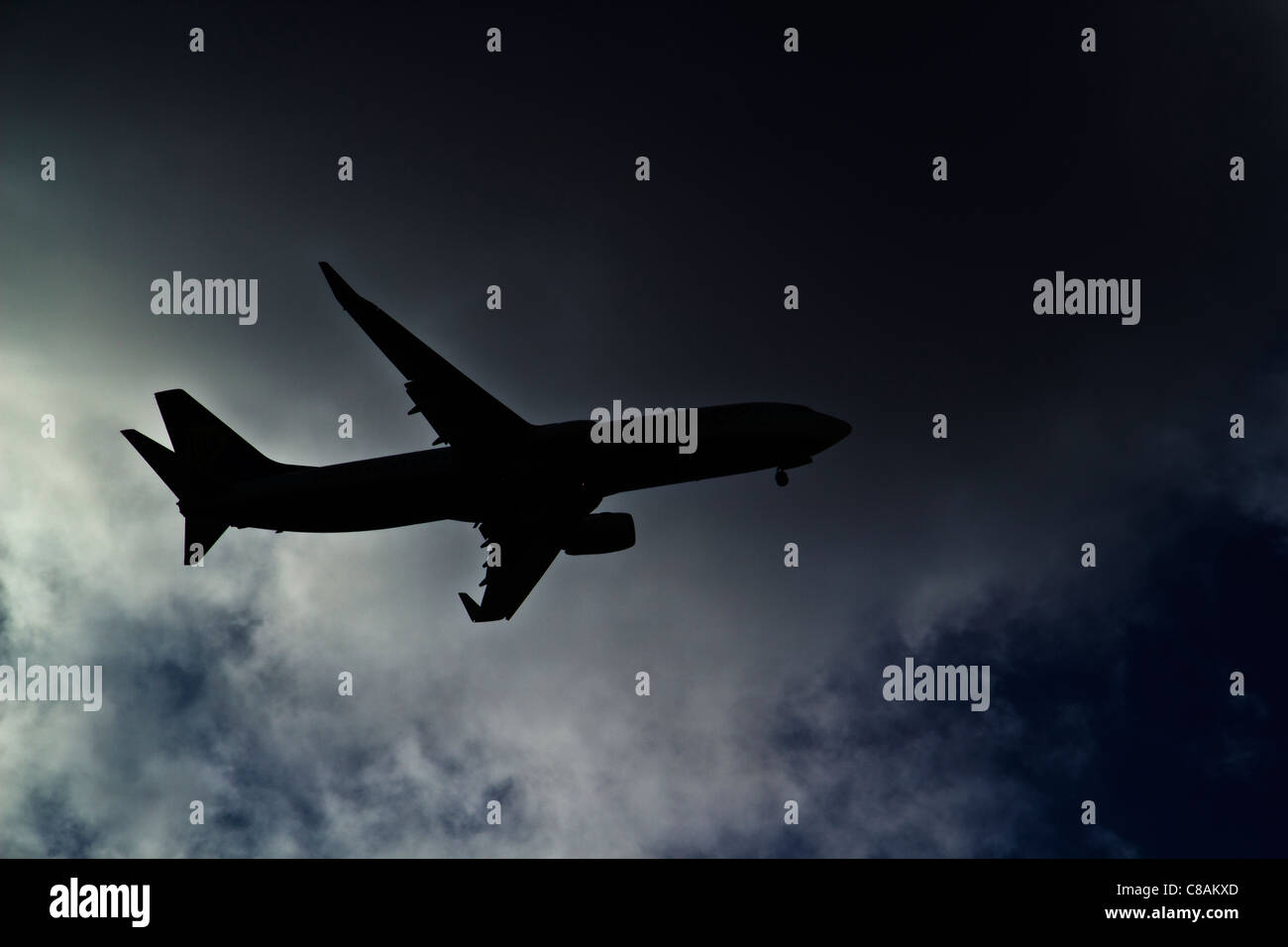 Silhouette Flugzeug kommen ins Land am Nottingham East Midlands Airport. Stockfoto