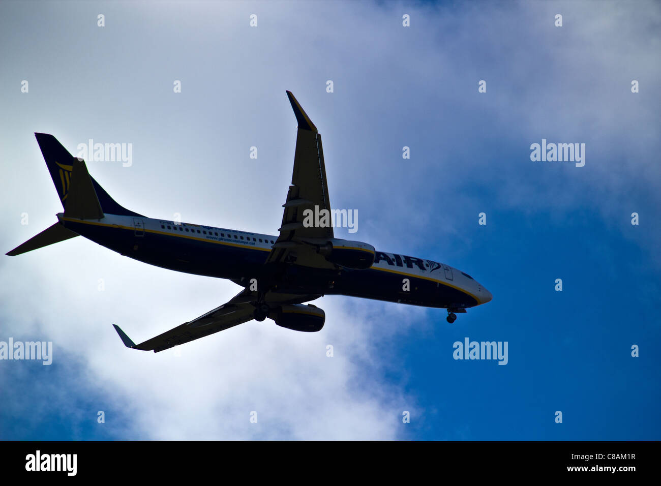 Silhouette Flugzeug kommen ins Land am Nottingham East Midlands Airport. Stockfoto