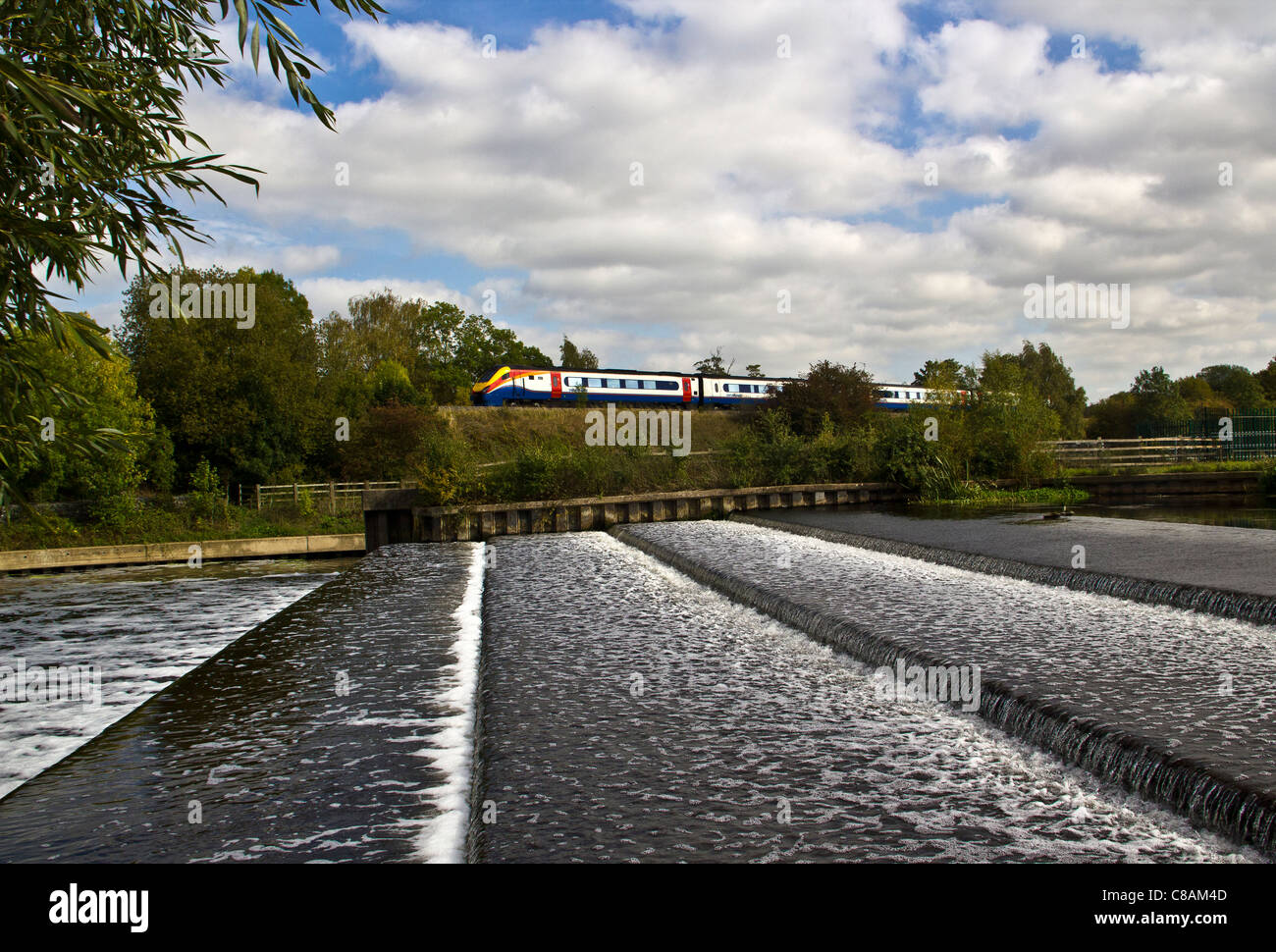 Eine East Midlands Zug Meridian geht das Fluss Soar Wehr am Barrow aufsteigen, Leicestershire Stockfoto