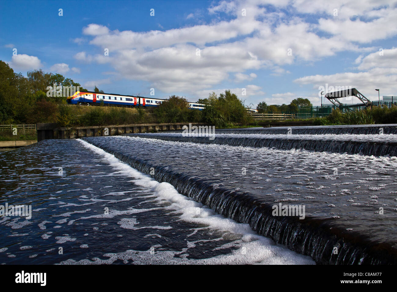 Eine East Midlands Zug Meridian geht das Fluss Soar Wehr am Barrow aufsteigen, Leicestershire Stockfoto