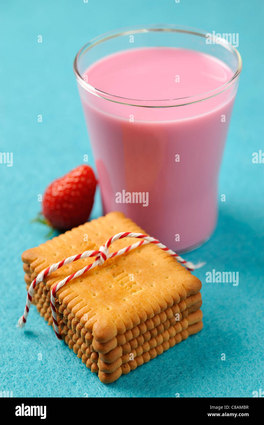 Glas Milch mit Erdbeer herzlich und reiche Teegebäck Stockfoto