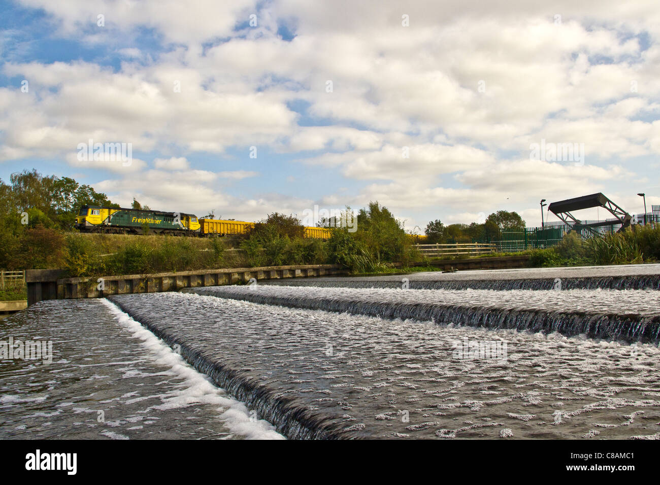 Freightliner Heavy Haul Klasse 70 70006 übergibt Pillings Lock, Barrow aufsteigen, Leicestershire mit einem geladenen Ballast-Zug Stockfoto