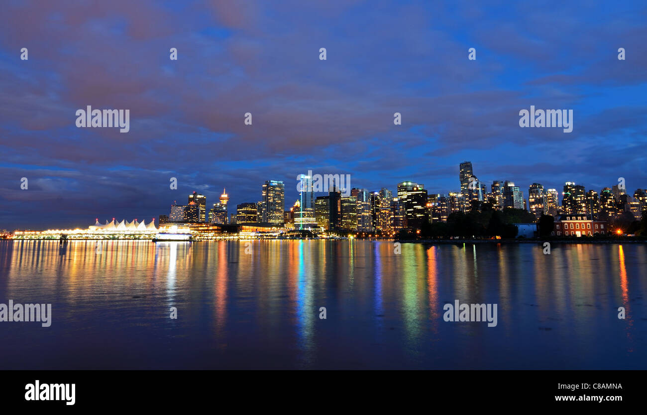 Einen Blick auf die Skyline von Vancouver in der Nacht Stockfoto