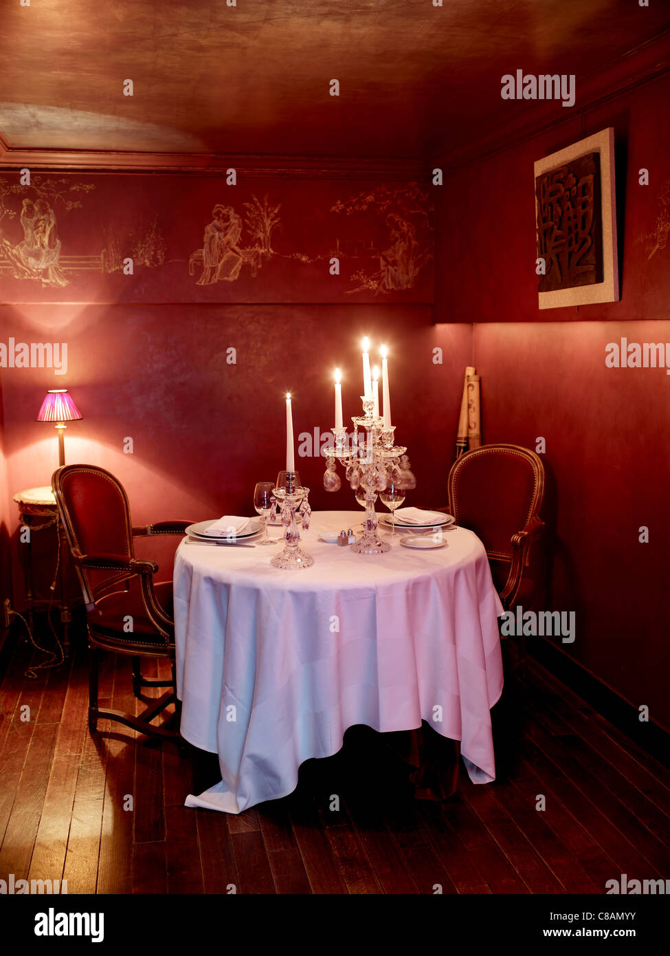 Präsentation der Tisch für zwei Personen im Restaurant 1728 in Paris Stockfoto