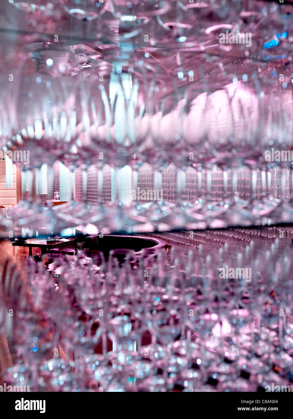 Gläser in Regalen in einem restaurant Stockfoto