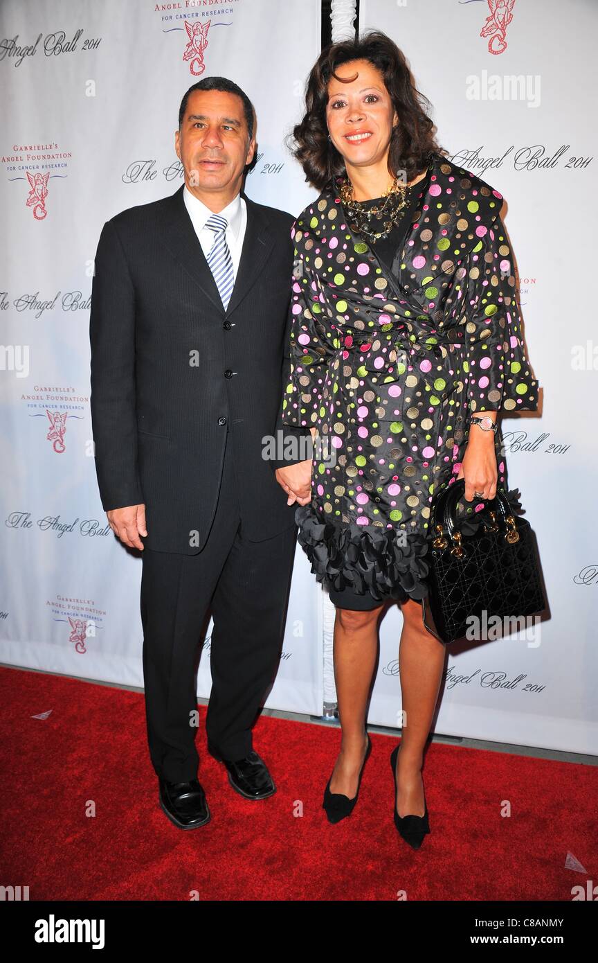 Der ehemalige Gouverneur David Paterson, Michelle Paige Paterson im Ankunftsbereich The Angel Ball zugunsten Gabrielles Angel Foundation for Cancer Research, Cipriani Restaurant Wall Street, New York, NY 17. Oktober 2011. Stockfoto