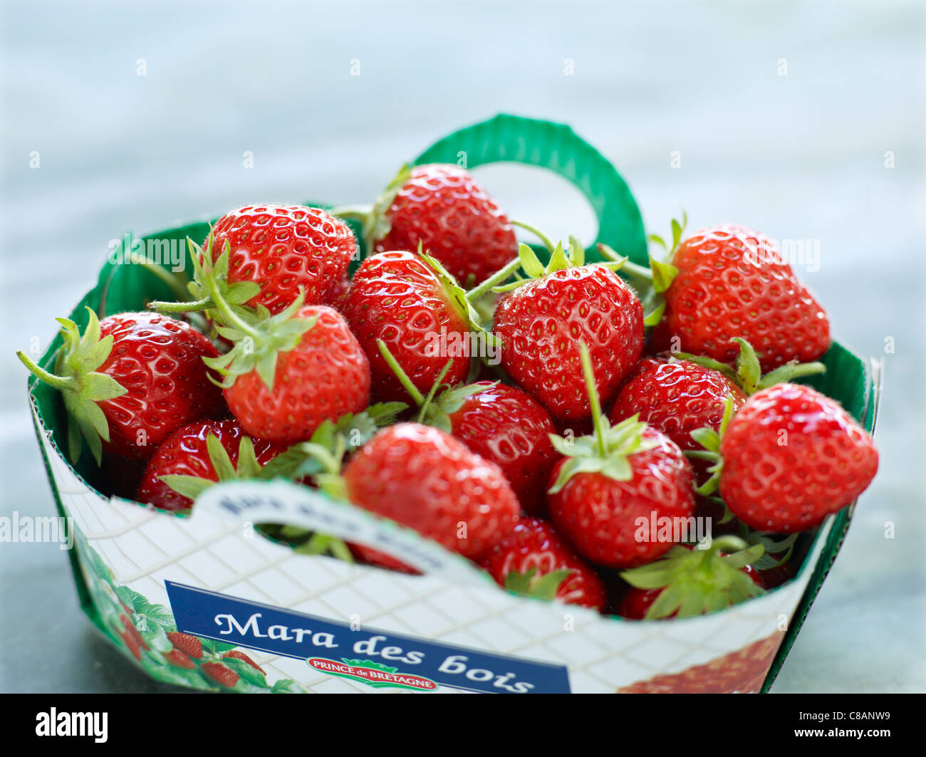 Körbchen von Mara des Bois Erdbeeren Stockfoto
