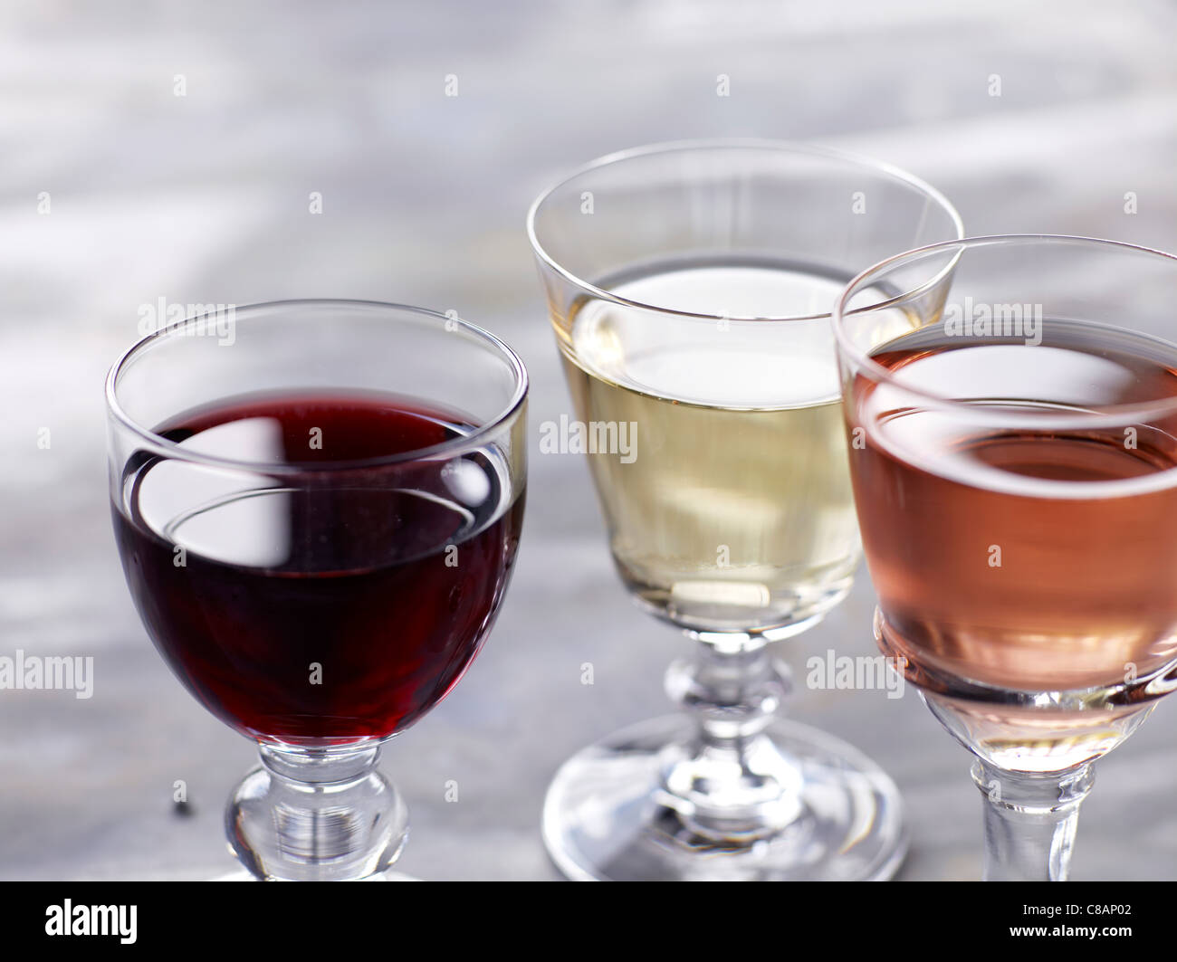 Brille von rot-, Rosé- und Weisswein Stockfoto