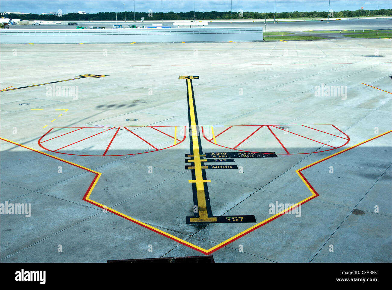 Hilfslinien gemalt auf der Landebahn am Flughafen Tampa, Florida. Stockfoto